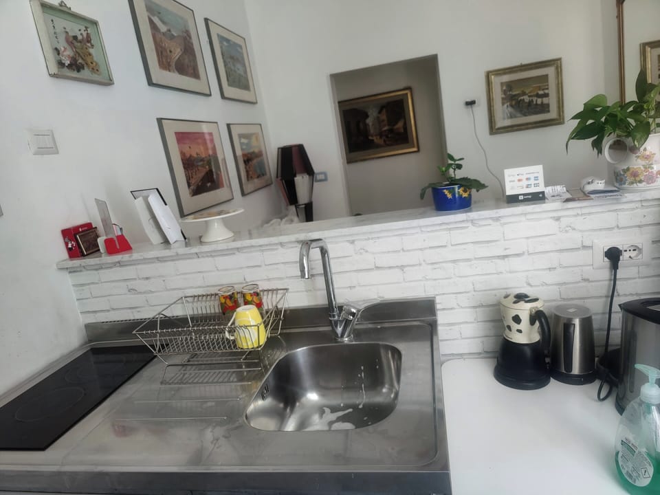 Coffee/tea maker, electric kettle, toaster, highchair