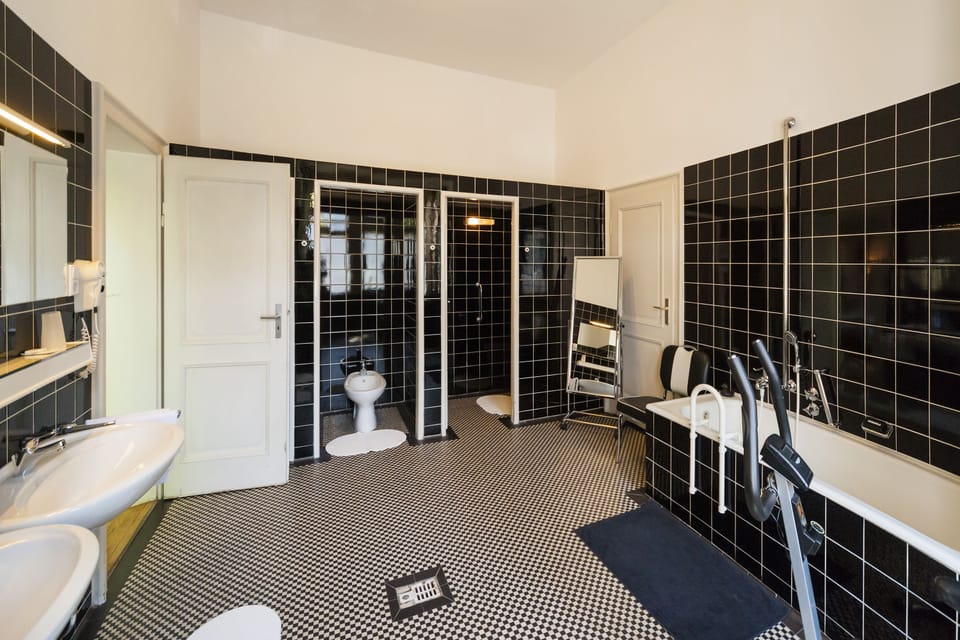 Superior Double Room | Bathroom | Shower, hair dryer, towels