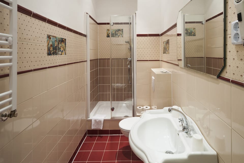 Superior Double Room | Bathroom | Shower, hair dryer, towels