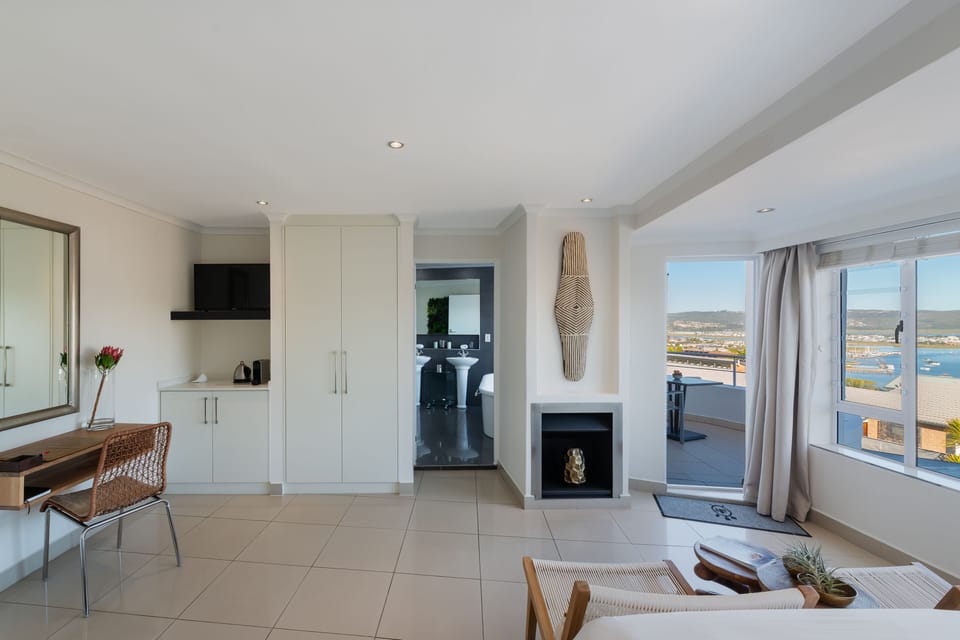 Gouna Suite | Premium bedding, down comforters, minibar, in-room safe
