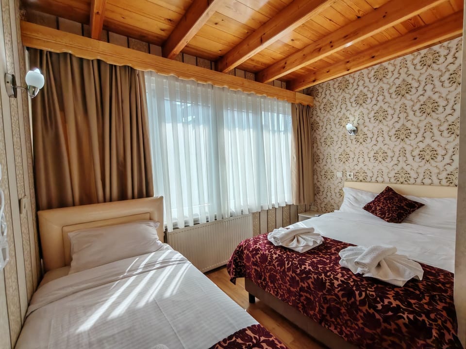Triple Room, Ensuite | Egyptian cotton sheets, in-room safe, desk, soundproofing