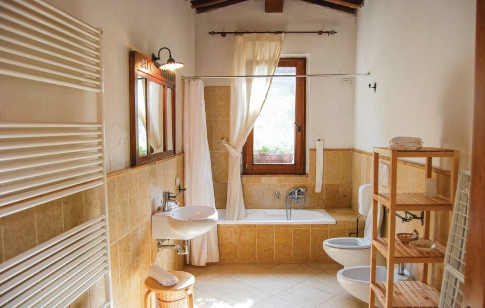Apartment | Bathroom | Free toiletries, hair dryer, bidet, towels