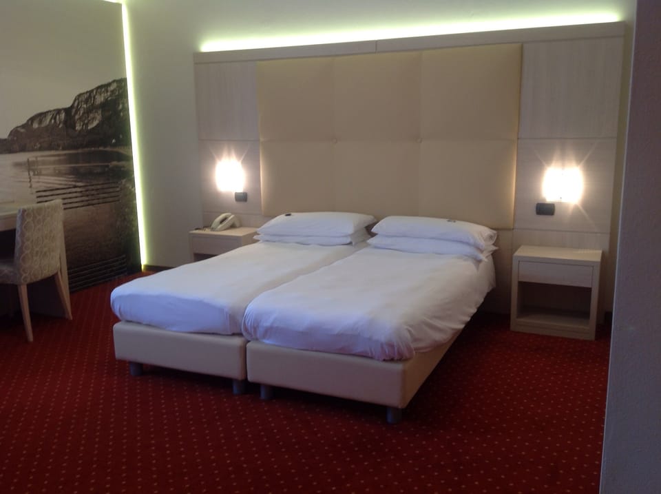 Minibar, in-room safe, desk, WiFi (free)