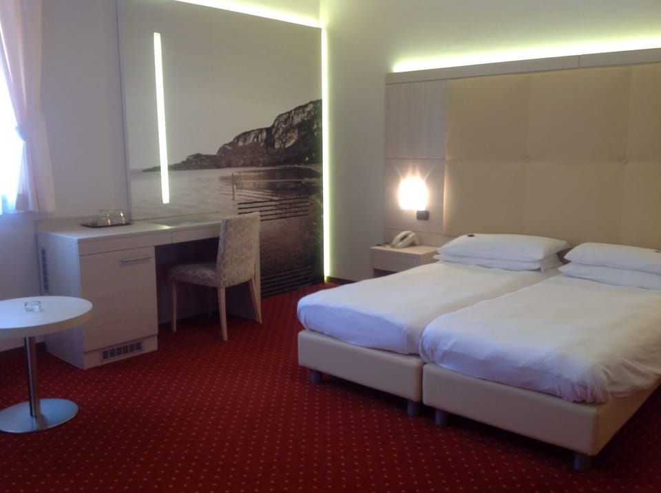Superior Double Room | Minibar, in-room safe, desk, WiFi (free)