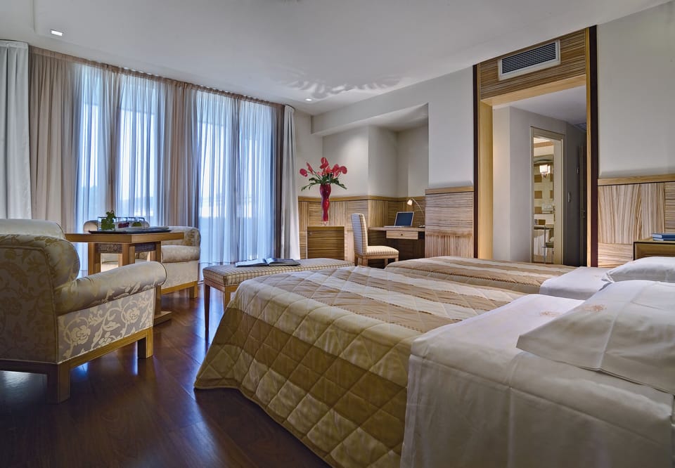Junior Suite | Minibar, in-room safe, desk, free WiFi
