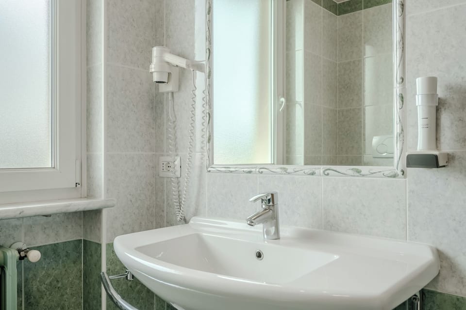 Shower, free toiletries, hair dryer, bidet