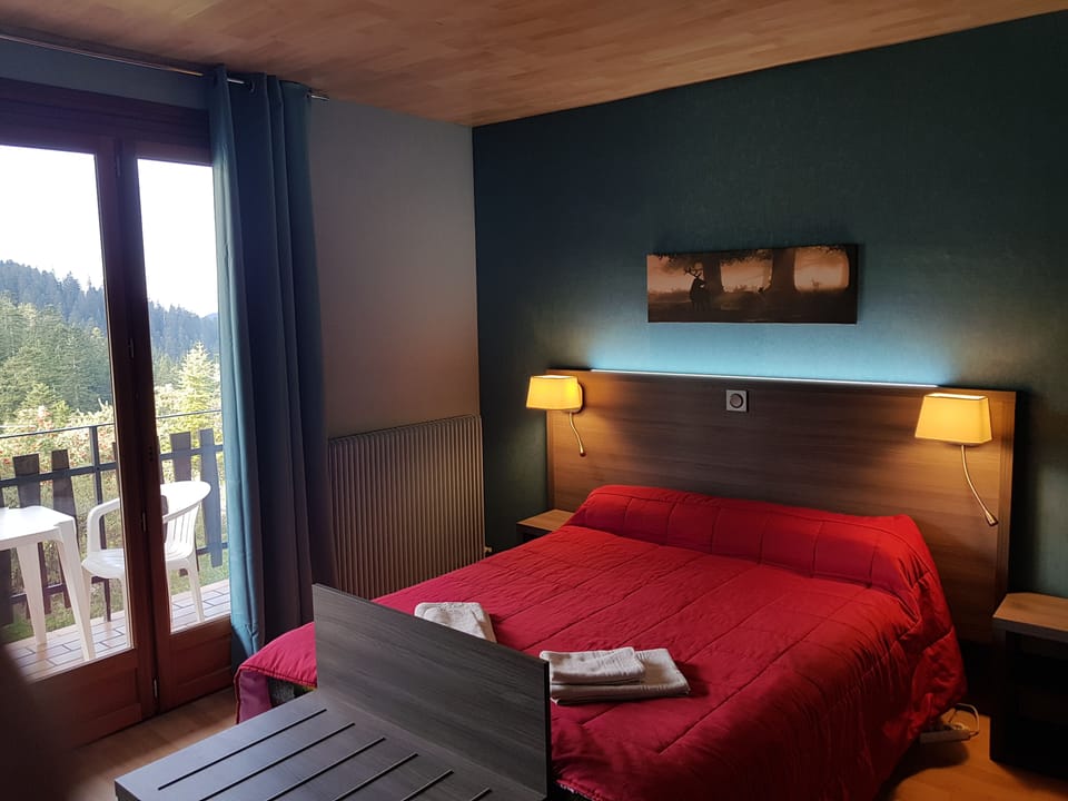 Double Room | In-room safe, blackout drapes, WiFi (free), bed sheets