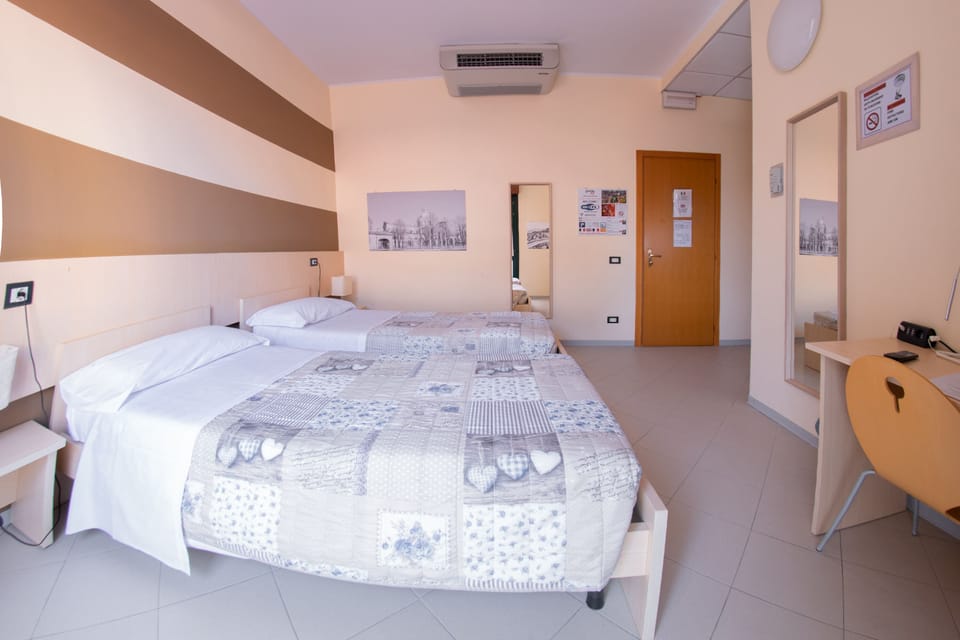 Double Room | In-room safe, desk, iron/ironing board (on request), WiFi (free)