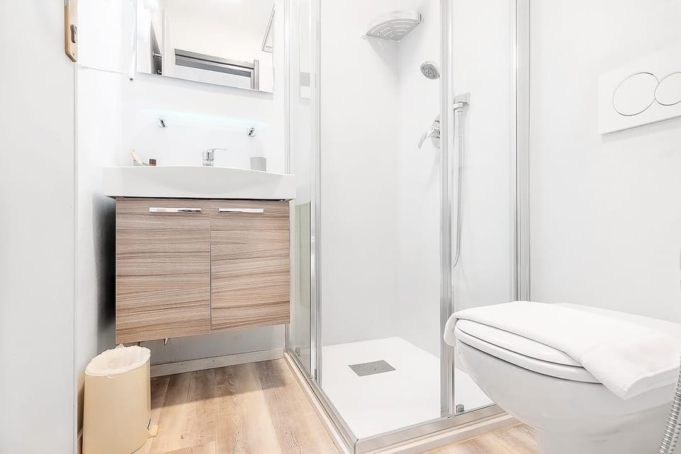 Shower, rainfall showerhead, free toiletries, hair dryer