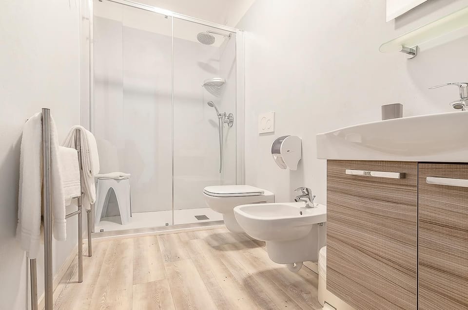 Shower, rainfall showerhead, free toiletries, hair dryer