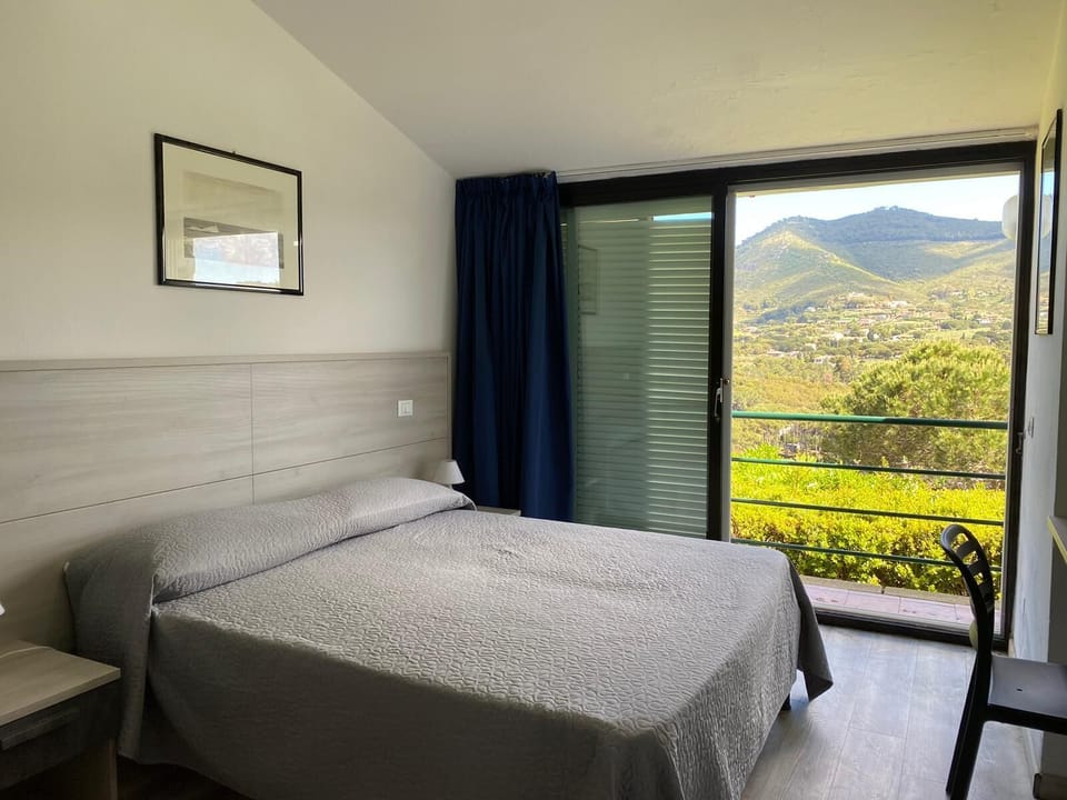 Standard Double Room | In-room safe, desk, blackout drapes, free WiFi