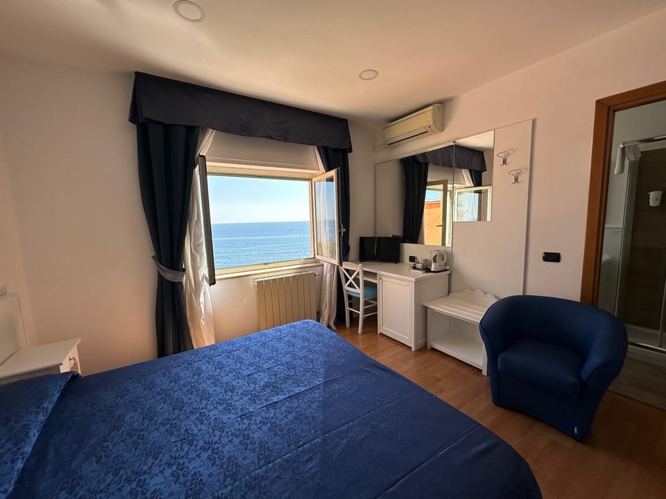 Sea View | Minibar, desk, free WiFi, bed sheets