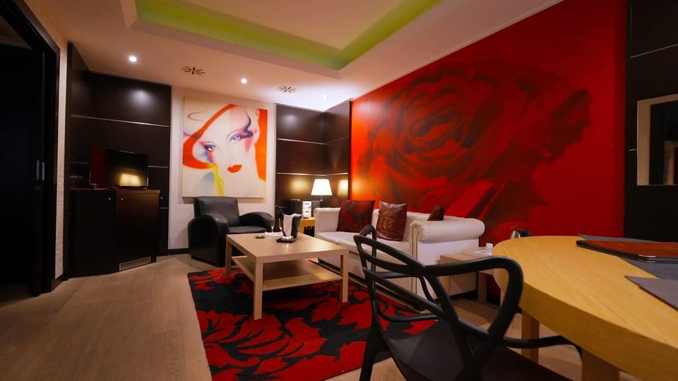 Suite, Hot Tub | Living area | 26-inch LCD TV with satellite channels, TV