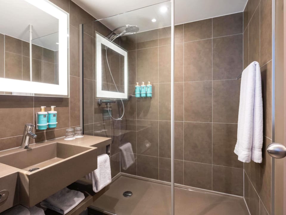 Superior Room, 1 Double Bed | Bathroom | Bathtub, eco-friendly toiletries, hair dryer, towels