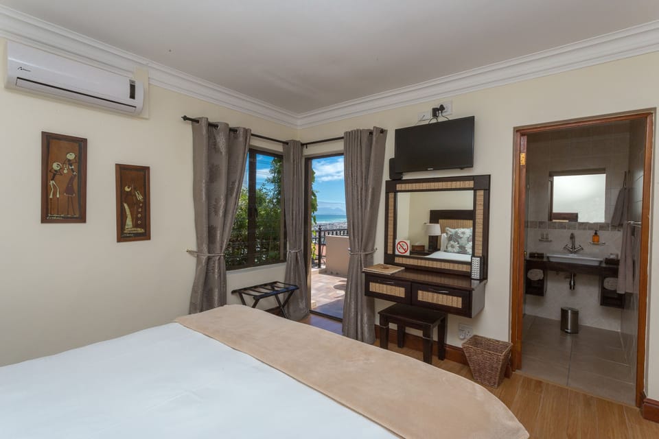 Superior Double Room | Hypo-allergenic bedding, minibar, in-room safe, iron/ironing board