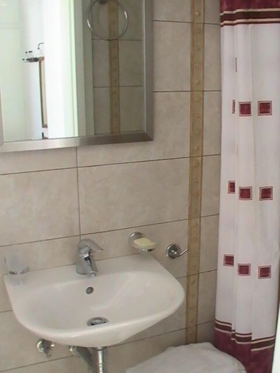 Shower, hair dryer, towels, shampoo