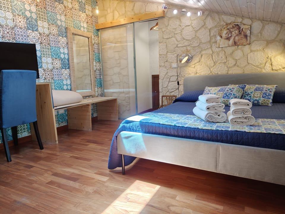 Comfort Triple Room | Desk, soundproofing, free WiFi, bed sheets