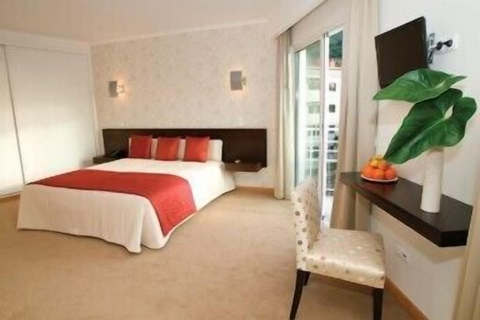 Hypo-allergenic bedding, in-room safe, desk, soundproofing