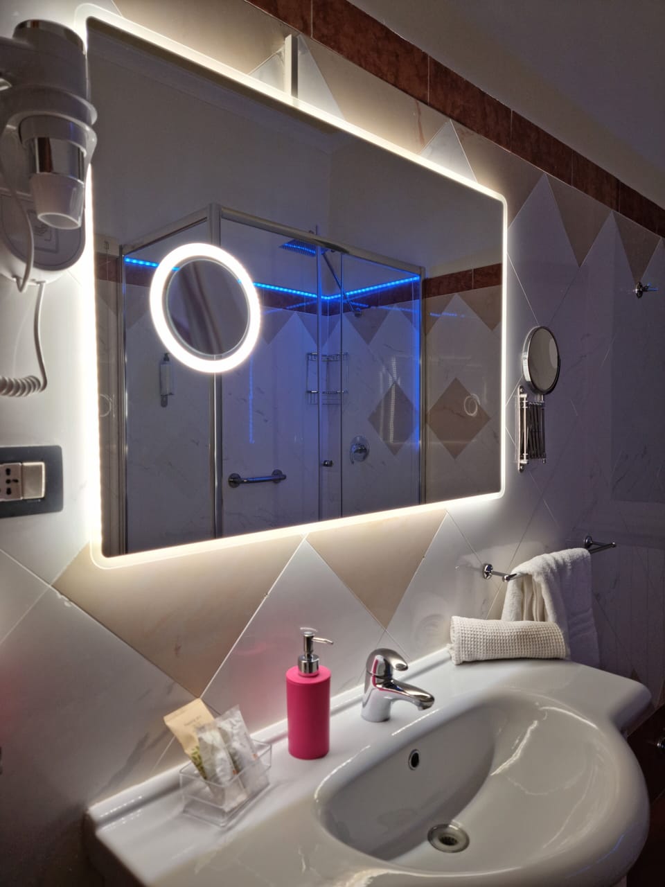 Superior Suite, Tower | Bathroom | Shower, rainfall showerhead, free toiletries, hair dryer