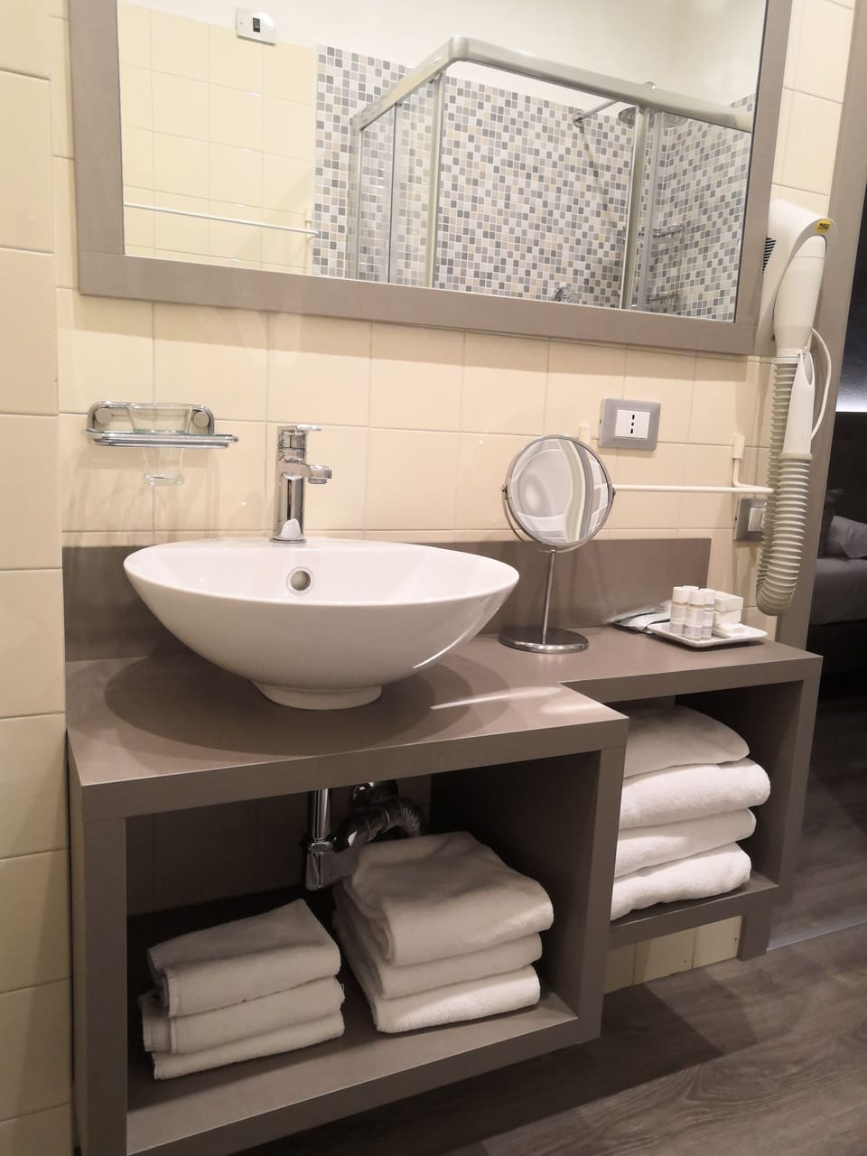 Superior Single Room | Bathroom | Shower, free toiletries, hair dryer, slippers