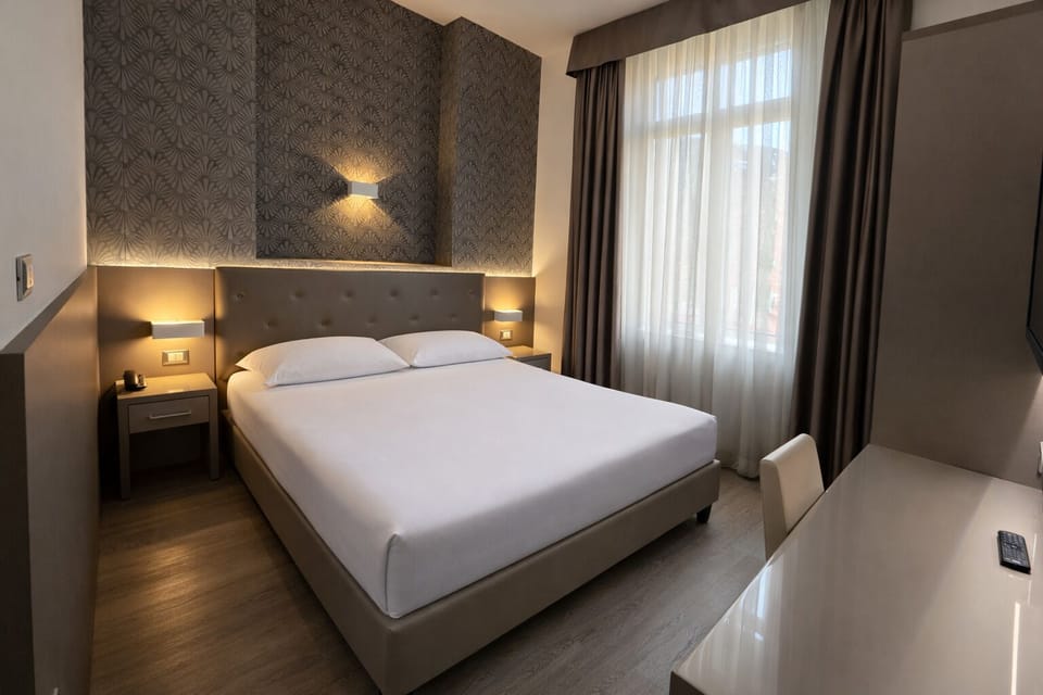 Superior Double or Twin Room | Minibar, in-room safe, desk, blackout drapes