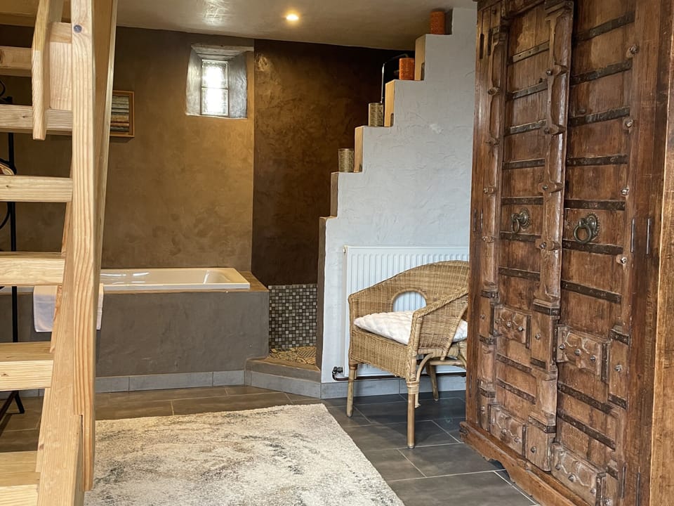 Gîte l'Atelier | Bathroom | Combined shower/tub, rainfall showerhead, free toiletries, hair dryer