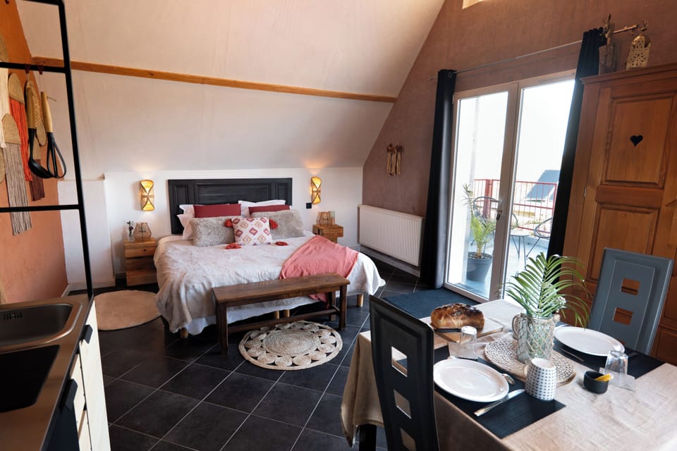 Comfort Double Room (Grenier à foin) | 1 bedroom, free minibar, individually decorated, desk