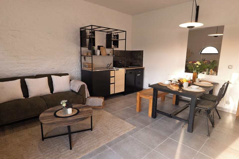 Family Room (L'écurie) | Living area | 80-cm flat-screen TV with digital channels