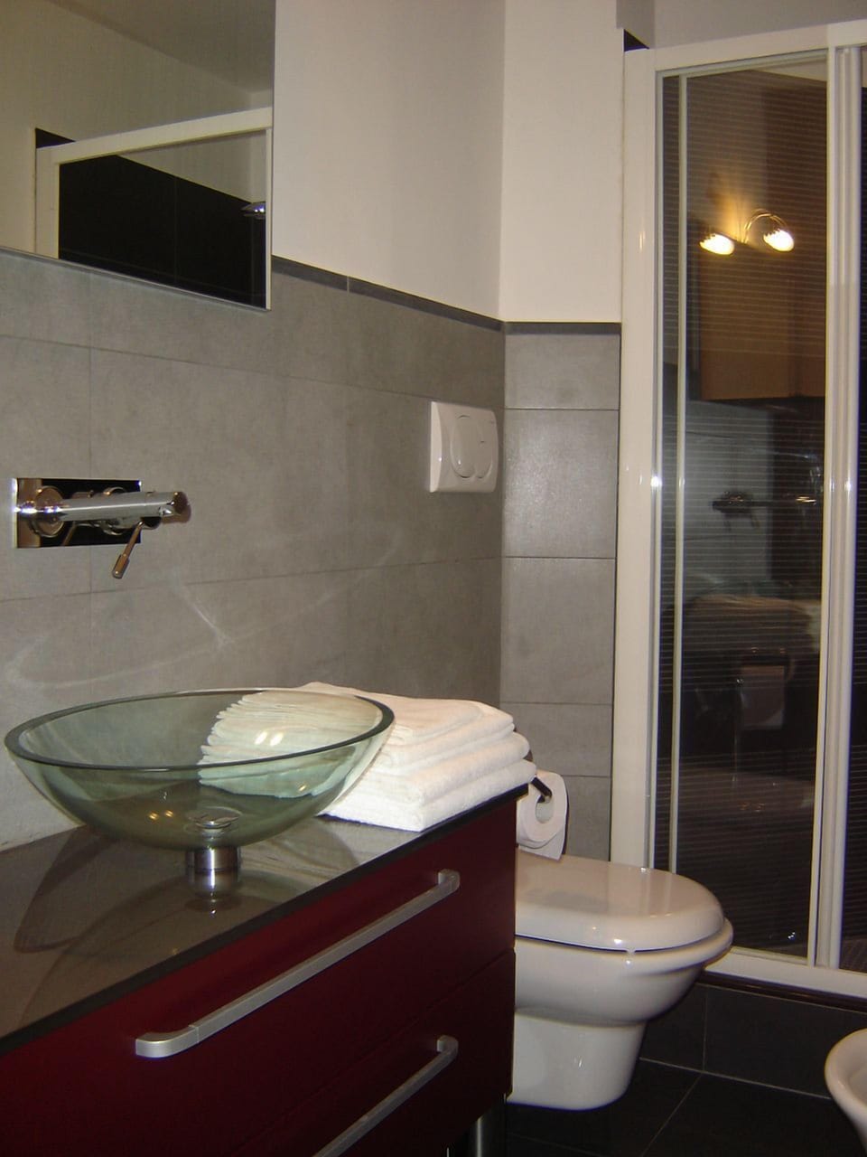 Shower, free toiletries, hair dryer, bidet