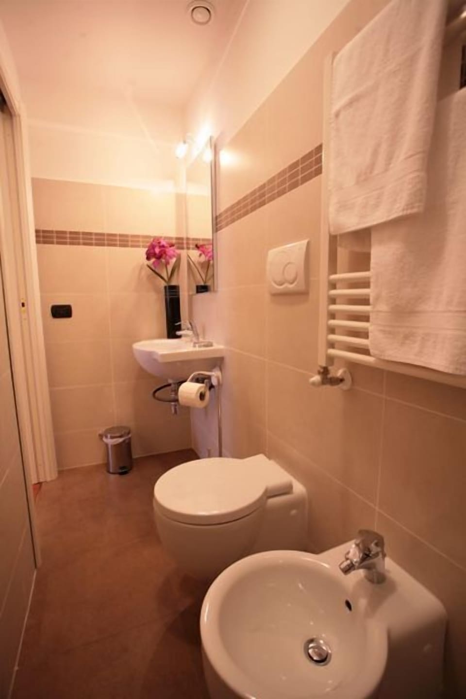 Shower, free toiletries, hair dryer, bidet