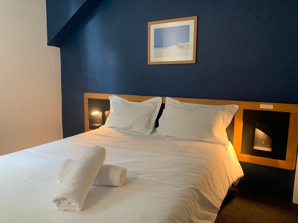 Desk, soundproofing, rollaway beds, free WiFi