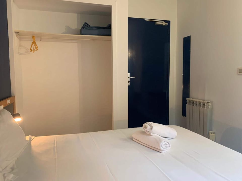 Desk, soundproofing, rollaway beds, free WiFi