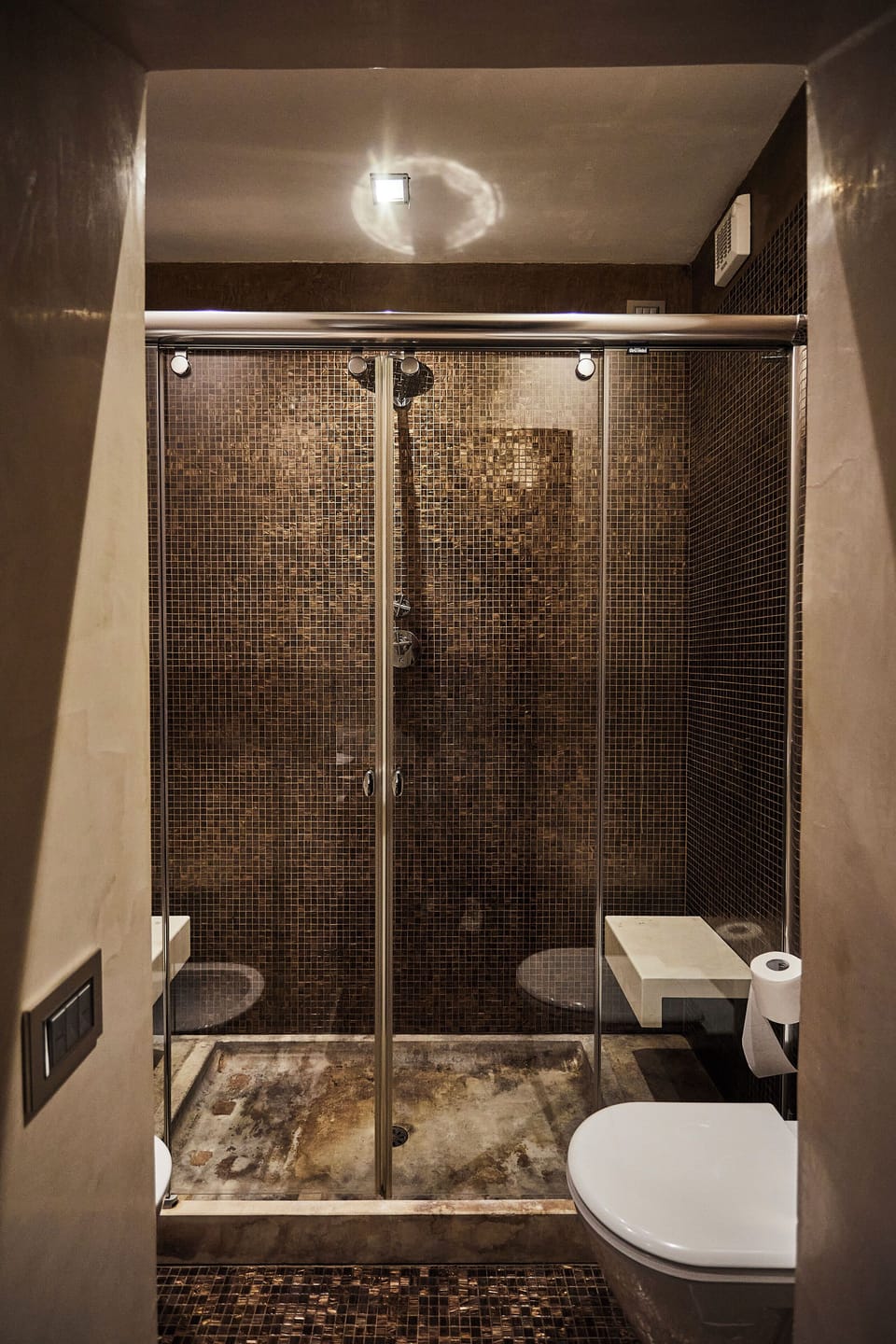 Luxury Room | Bathroom | Shower, rainfall showerhead, hair dryer, bidet