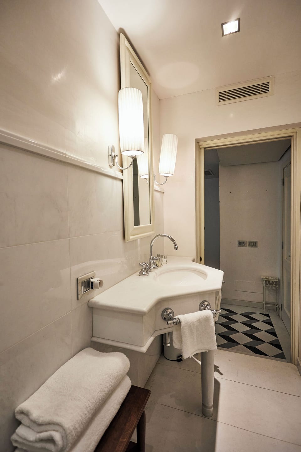 Deluxe Room | Bathroom | Shower, rainfall showerhead, hair dryer, bidet
