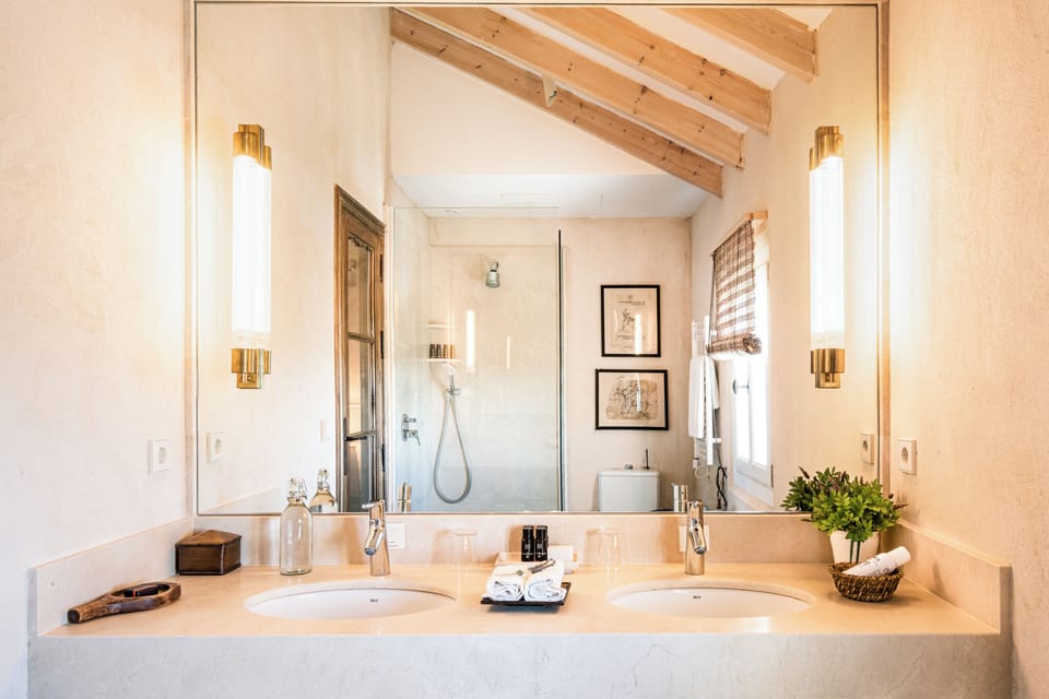 Villa (Suite) | Bathroom | Combined shower/tub, rainfall showerhead, free toiletries, hair dryer