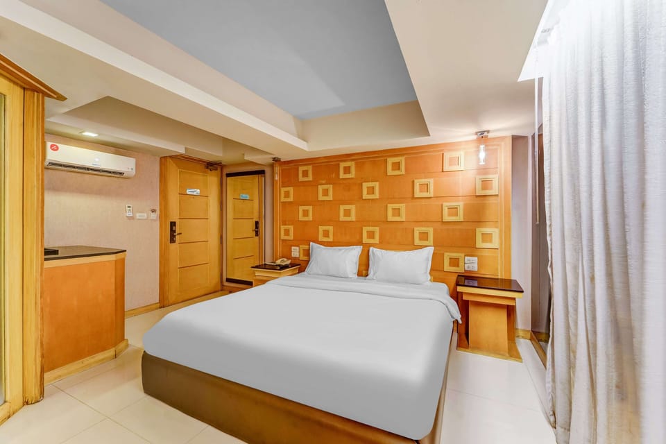 Deluxe Room | In-room safe, desk, soundproofing, iron/ironing board