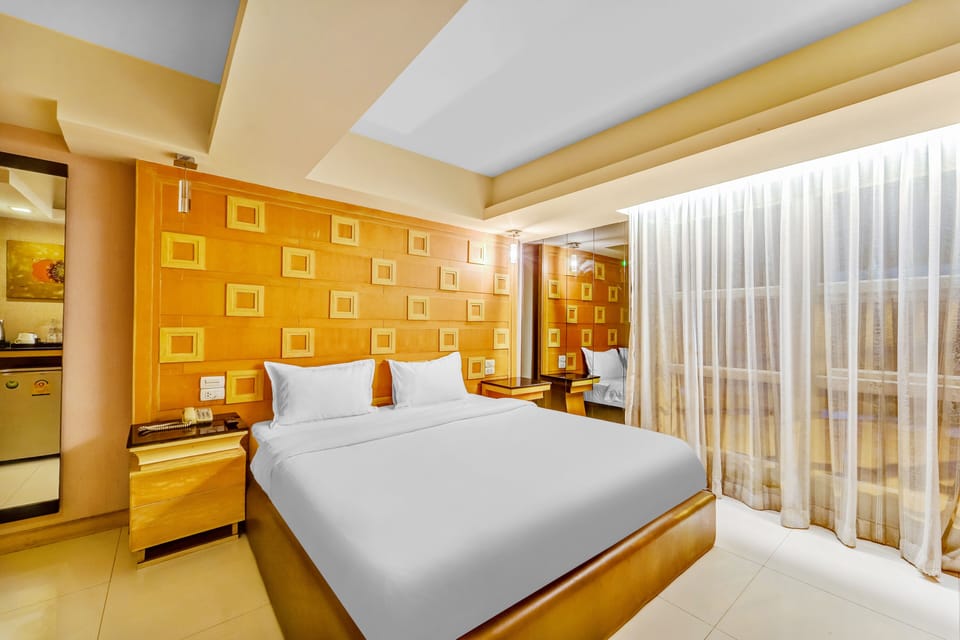 Deluxe Room | In-room safe, desk, soundproofing, iron/ironing board