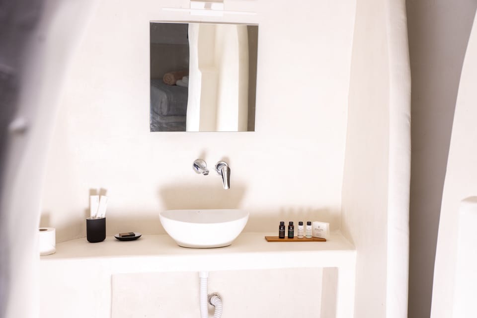 Cave Suite | Bathroom | Shower, rainfall showerhead, free toiletries, hair dryer
