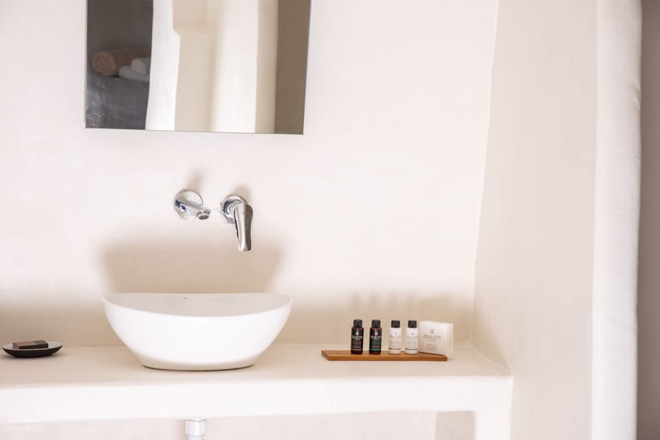 Shower, rainfall showerhead, free toiletries, hair dryer