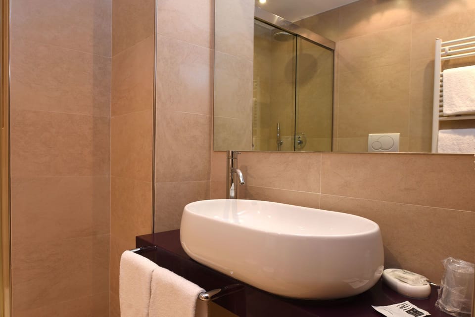 Shower, free toiletries, hair dryer, bidet
