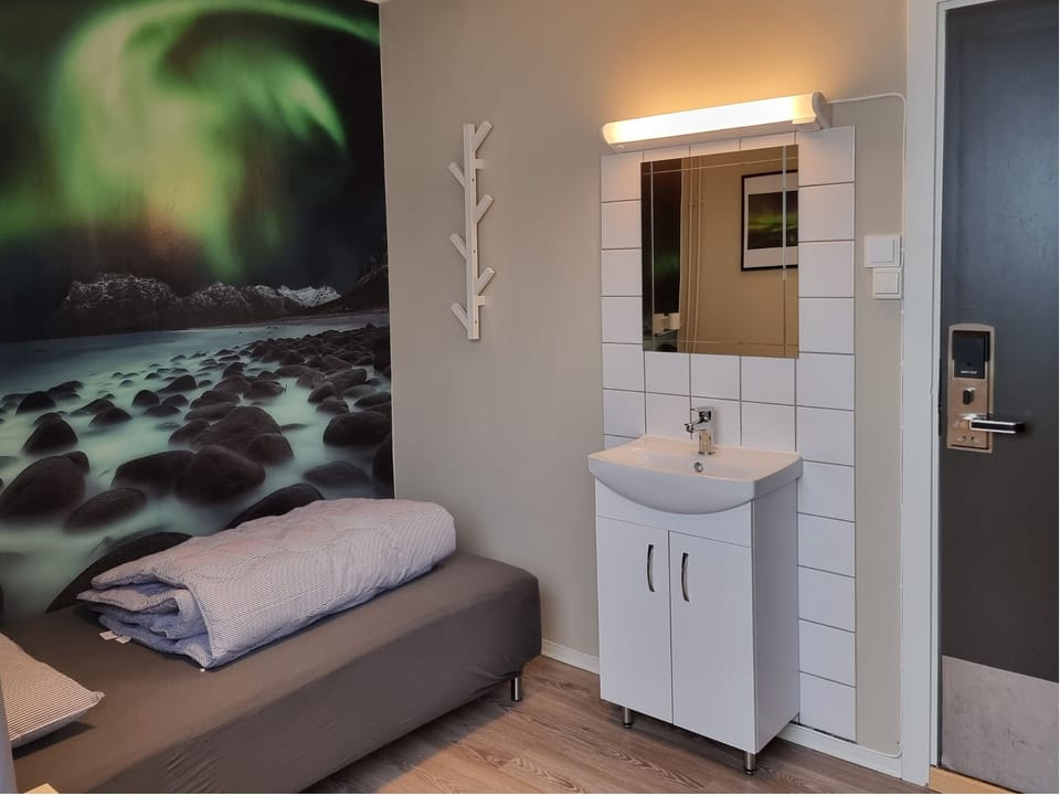 Single Room, Shared Bathroom | Free WiFi, bed sheets