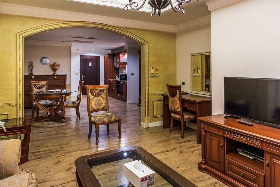 One Bedroom Suite | Living area | 32-inch Smart TV with satellite channels, fireplace