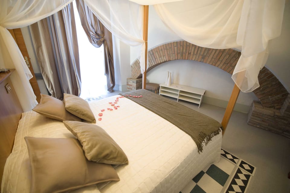 Double or Twin Room | In-room safe, desk, soundproofing, free WiFi