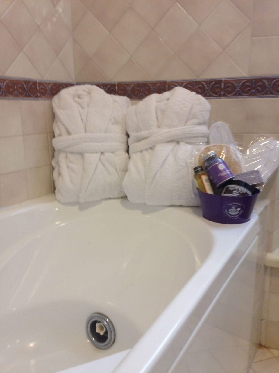 Indoor spa tub
