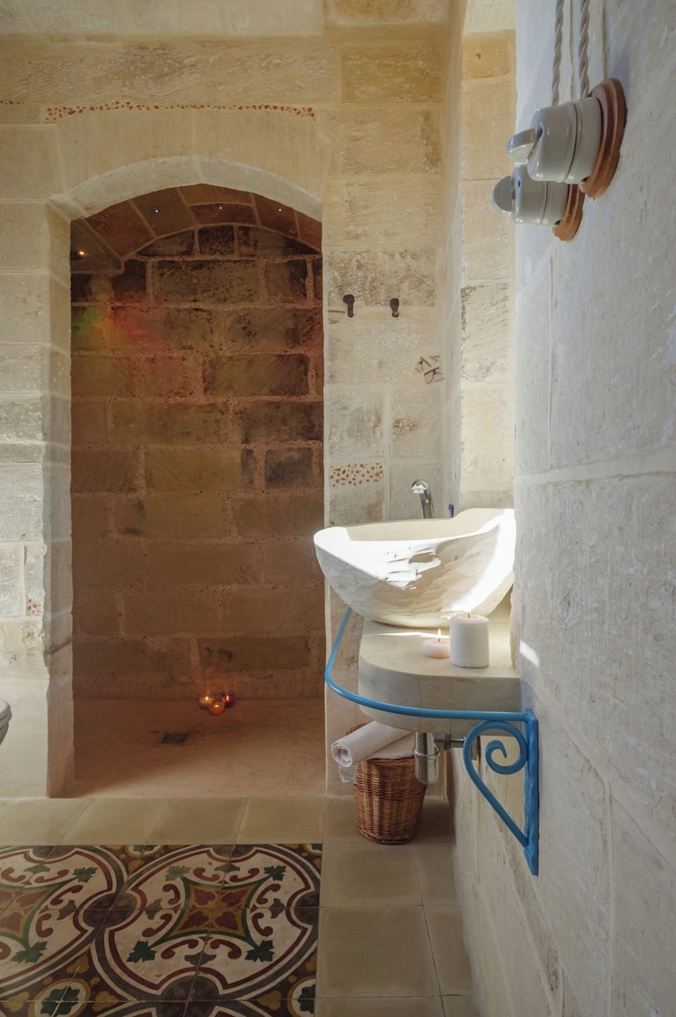 Junior Suite, Terrace (2 people) | Bathroom | Shower, rainfall showerhead, free toiletries, hair dryer