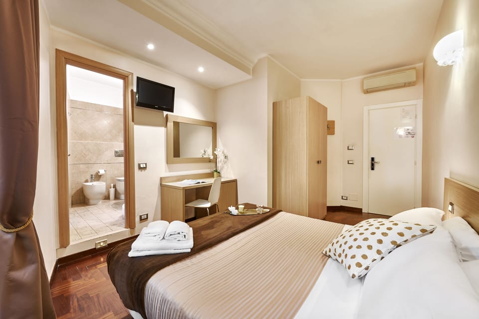 Double Room | Desk, free WiFi, bed sheets