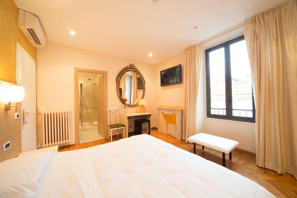 Comfort Double Room | Minibar, in-room safe, desk, soundproofing