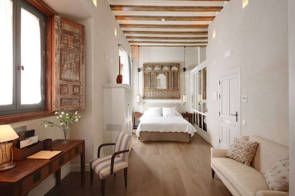 Junior Suite | Premium bedding, down comforters, in-room safe, individually decorated