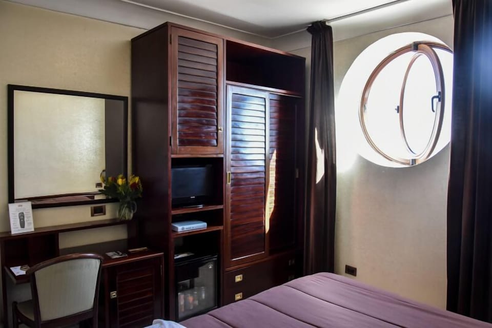 Double Room, Sea View | Egyptian cotton sheets, pillowtop beds, minibar, individually furnished