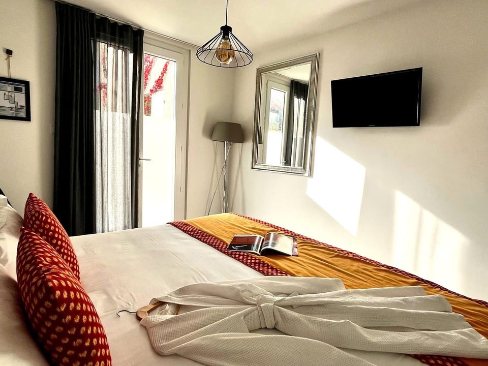 Superior Room, Jetted Tub | Premium bedding, Select Comfort beds, in-room safe
